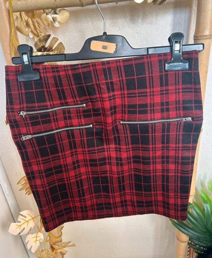 Jupe courte rouge et carreaux noirs  S GEMO - photo numéro 2