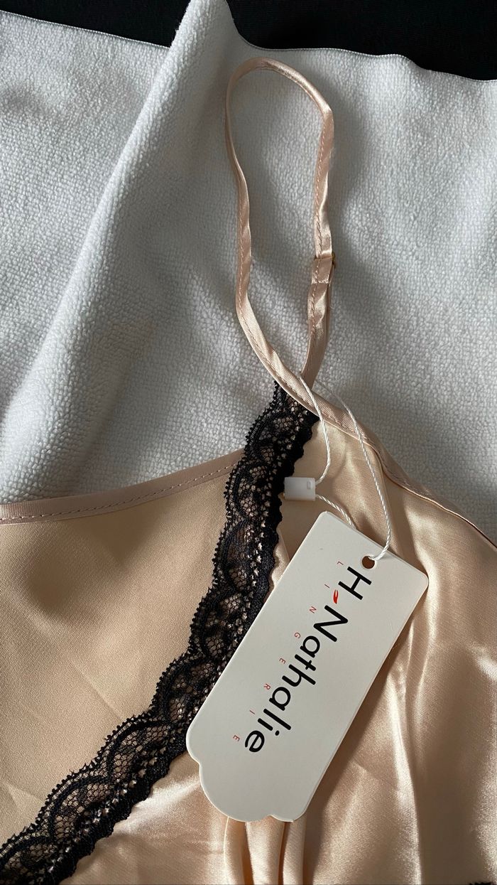 Ensemble satin & dentelle – Neuf avec étiquette – - photo numéro 3