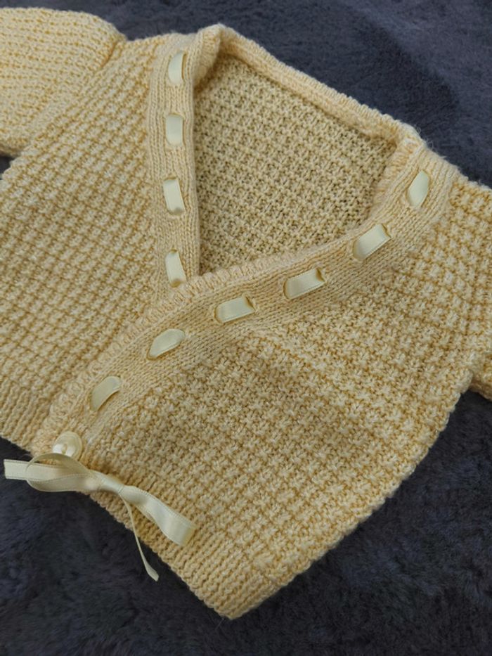 Gilet cache-cœur jaune pâle – 3 mois – Fait main - photo numéro 3