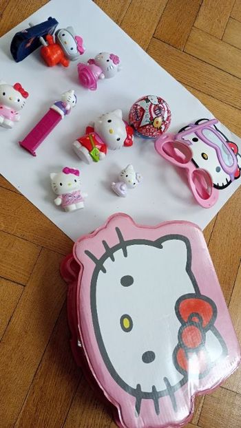 Hello kitty, crayons hello Kitty, figurines hello kitty