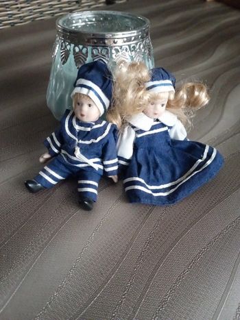 Couple petites poupées porcelaine