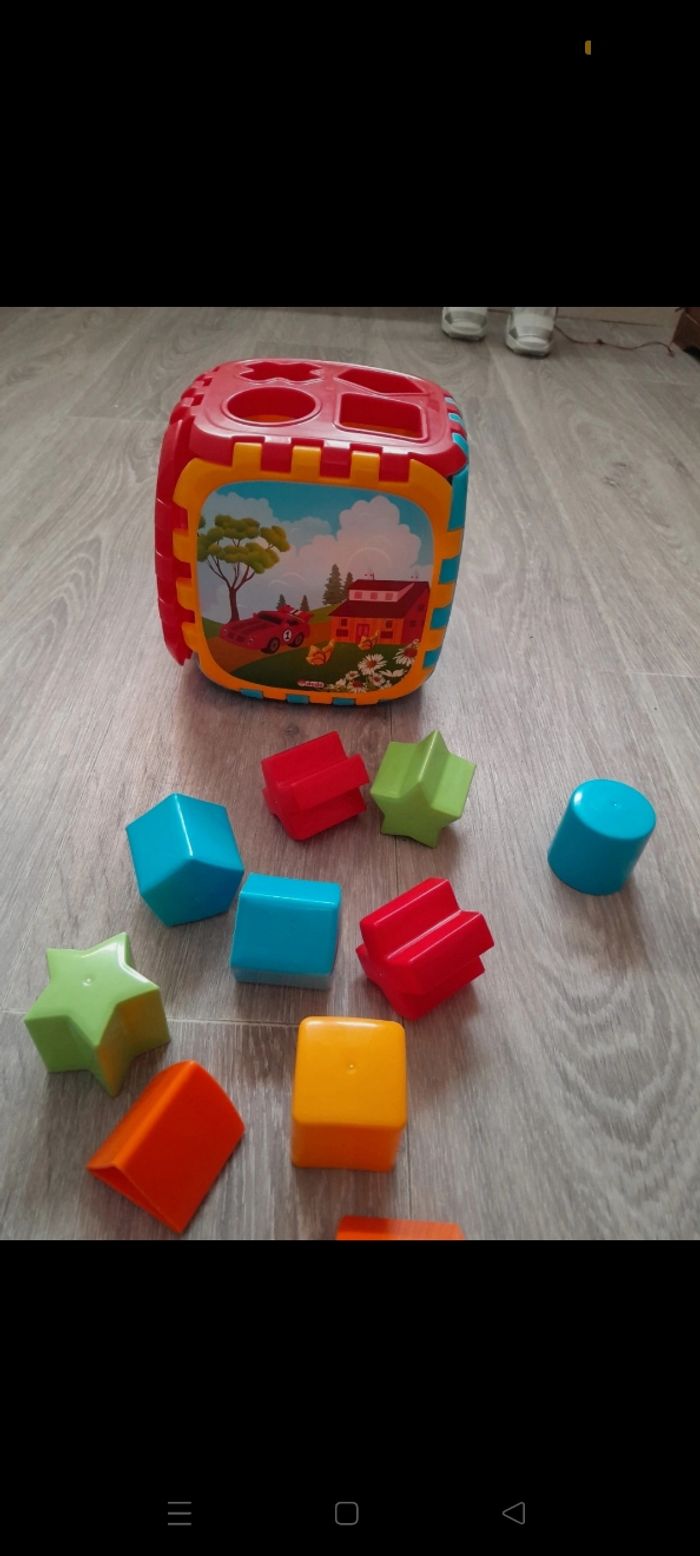 Cube d'activité d'éveil avec formes
