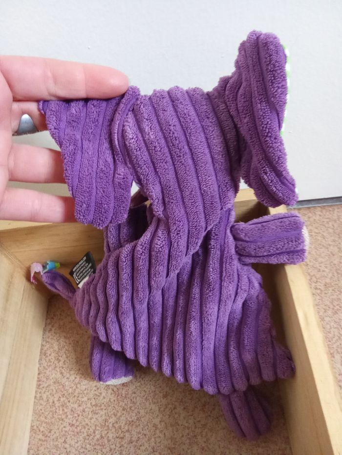 Doudou éléphant violet, baby deglingos , oreilles rose, vert, yeux bleu - photo numéro 4