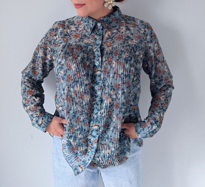 Chemise voilage fleurie bleu gris tendance romantique moderne Marque By Izea Taille 38 M - photo numéro 7
