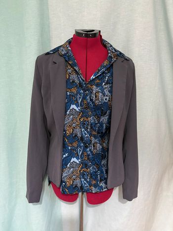 Veste blazer gris foncé ouverte