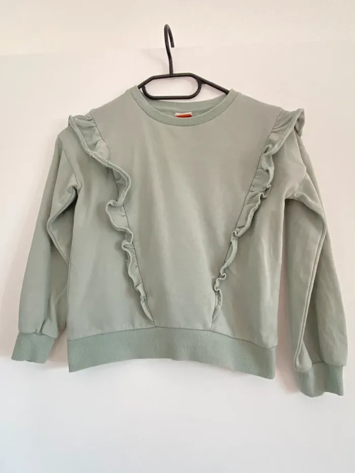 Pull fille tape à l’œil.