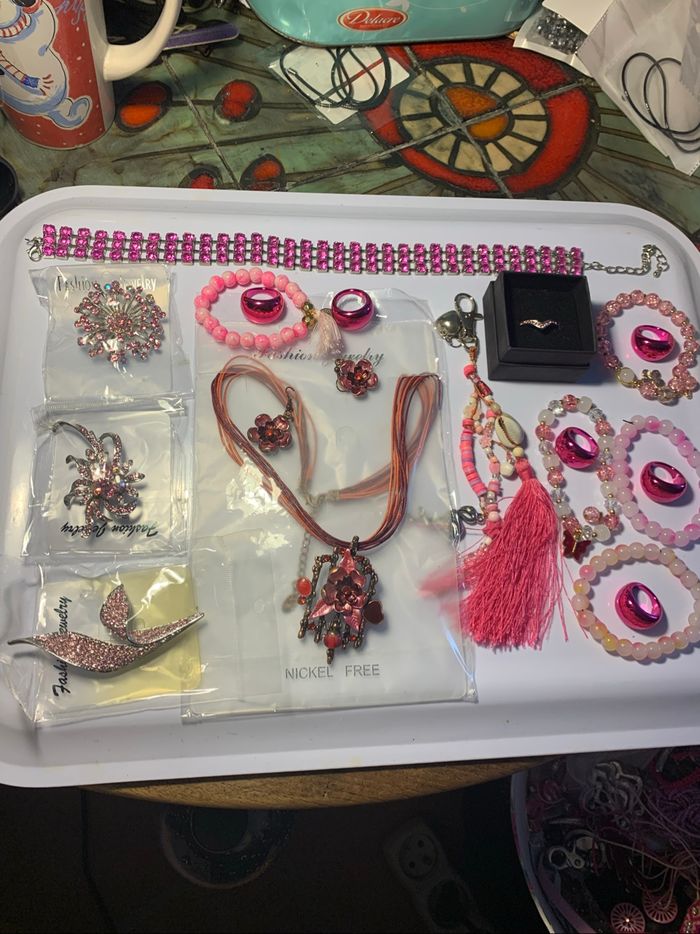 Gros lot bijoux roses ( voir descriptif)