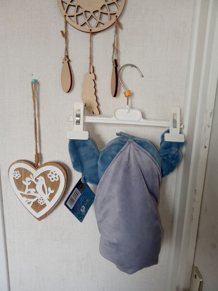Peluche, doudou stich bleu neuf étiquette mouchoir fleur rouge, blanc, scratchs - photo numéro 3