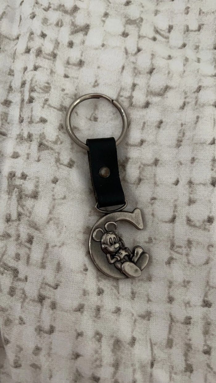 Porte clé Mickey lettre C Disneyland Paris