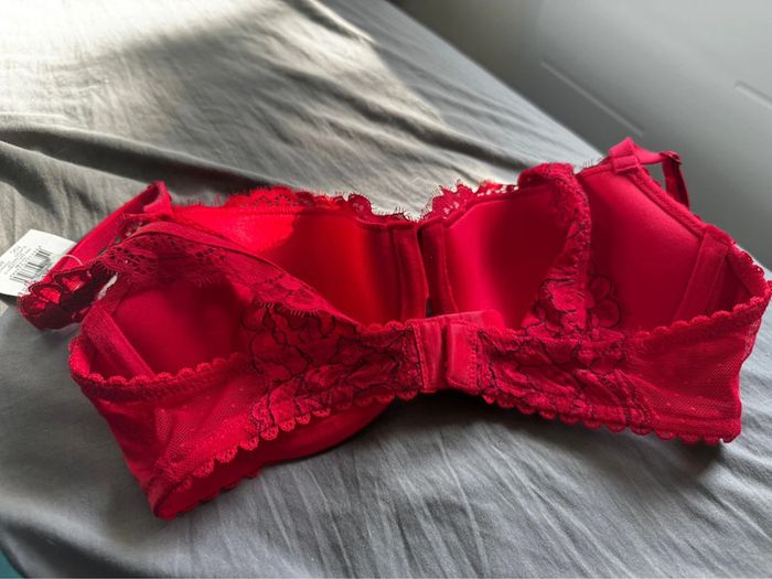 Soutien-gorge rouge gorge - photo numéro 3