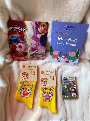 Lot Burger King ( poster miraculous, cahier d'activité peppa pig, chaussettes, jeu de carte dinos)