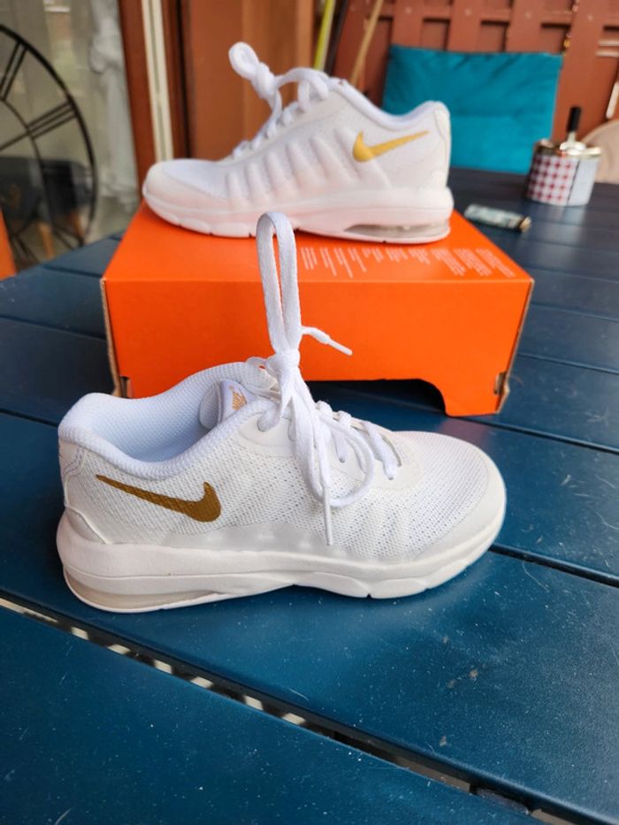 Nike air max invigor garçon Taille 27,5 neuves - photo numéro 2