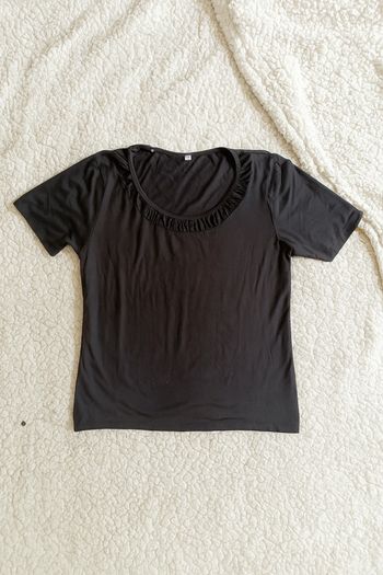 T-shirt noir à col froncé mignon – basique avec détail élégant