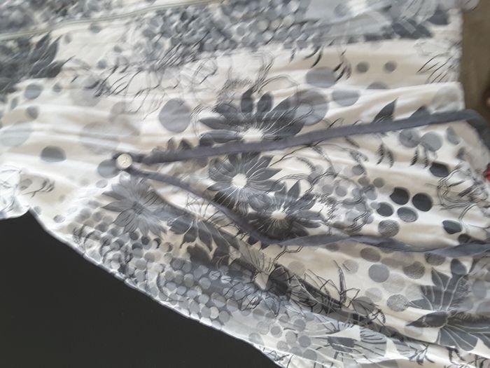 Robe été grise et blanche à volants, sans manches - Armand Thiery - Taille 42 - photo numéro 7