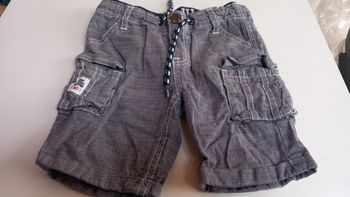 Short à petits carreaux. 3ans