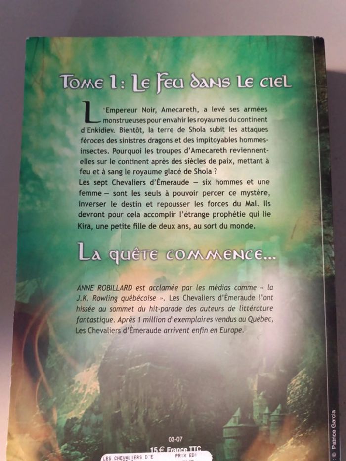Anne Robillard les chevaliers d'Émeraude tome 1 le feu dans le ciel - photo numéro 3