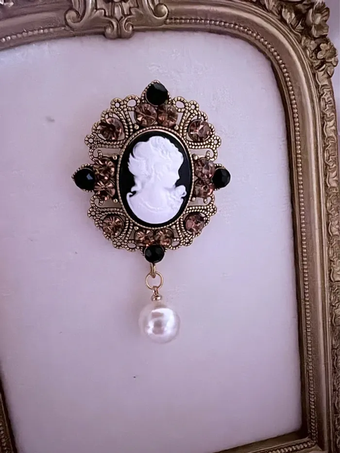 Broche dorée effet vintage avec camée et perle blanche