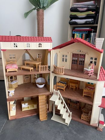 Grande maison éclairée et sa pièce secrète