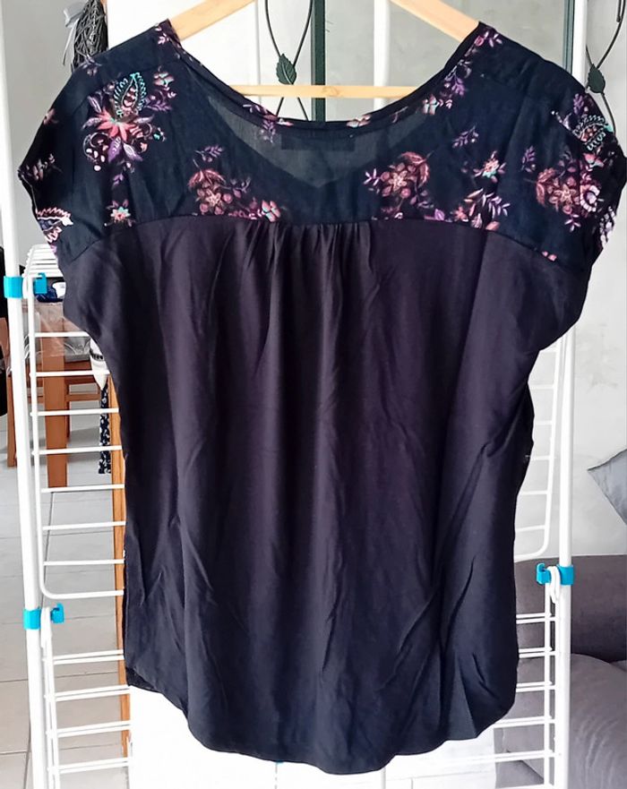 Tee-shirt noir et motifs cachemire - photo numéro 2