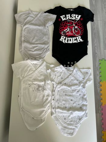 Lot de 4 bodies - 6 mois