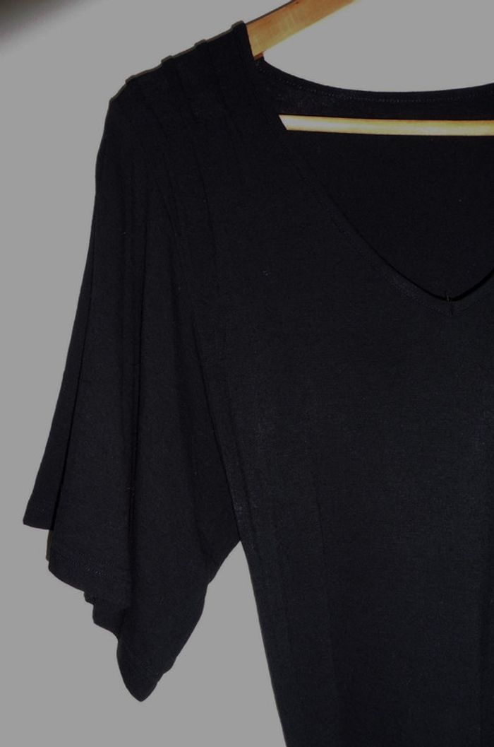 T shirt noir a lien. Col en v. Taille 38 - photo numéro 3