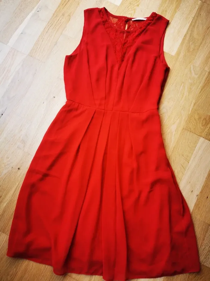 Robe rouge avec dentelle