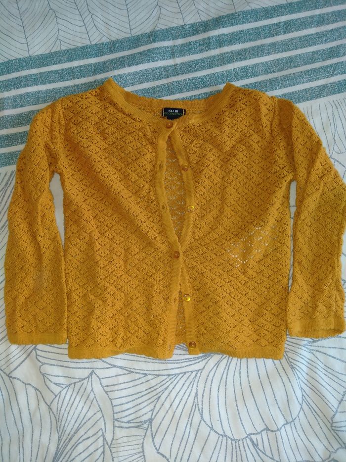 Gilet moutarde ajouré. Kiabi 24 mois