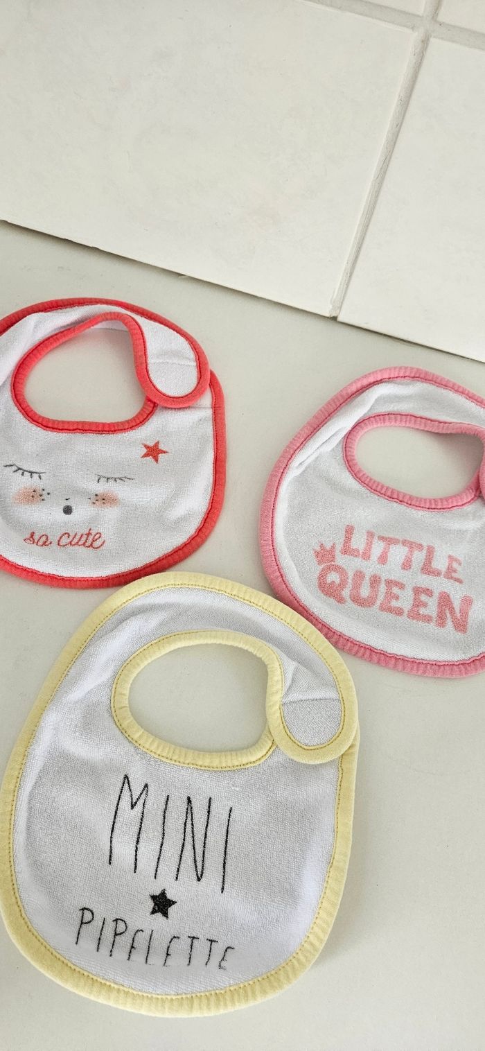 Lot bébé, vaisselle, bavoirs, cache prises - photo numéro 4