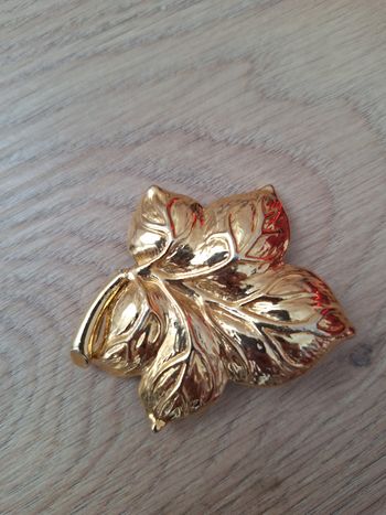 Broche à foulard neuve dorée