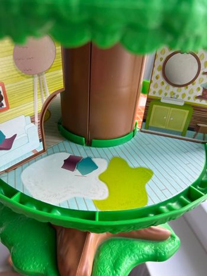 Arbre magique avec 4 personnages - photo numéro 4