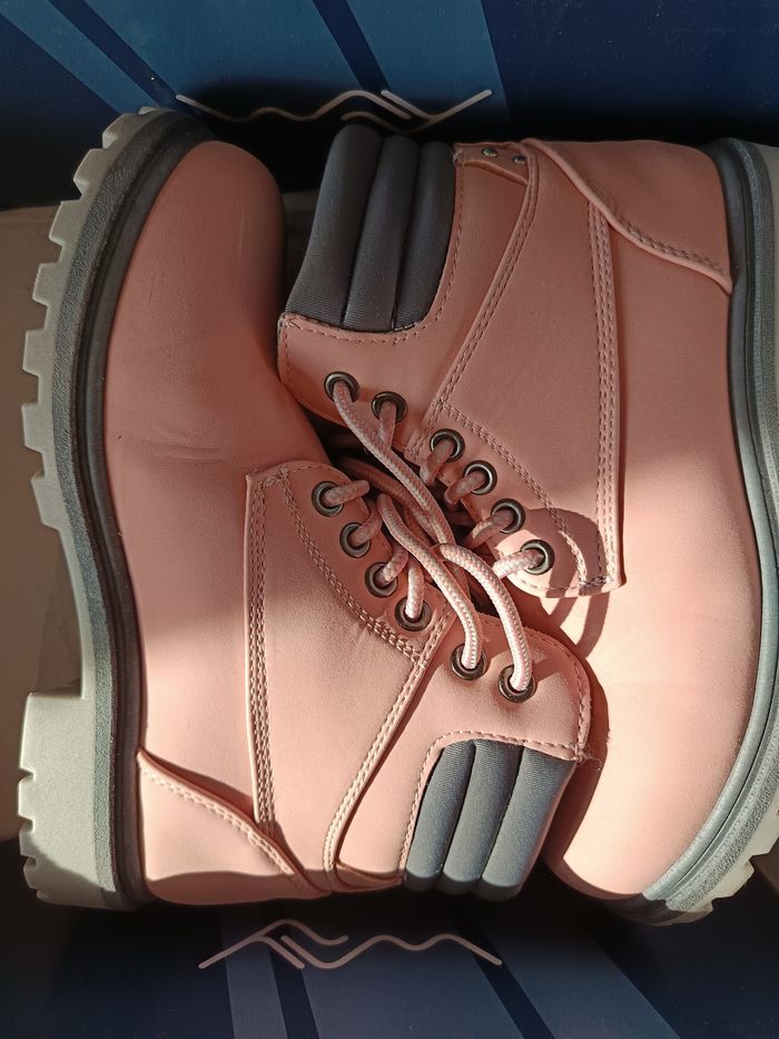 Chaussures rangers ( bottines) jamais portées