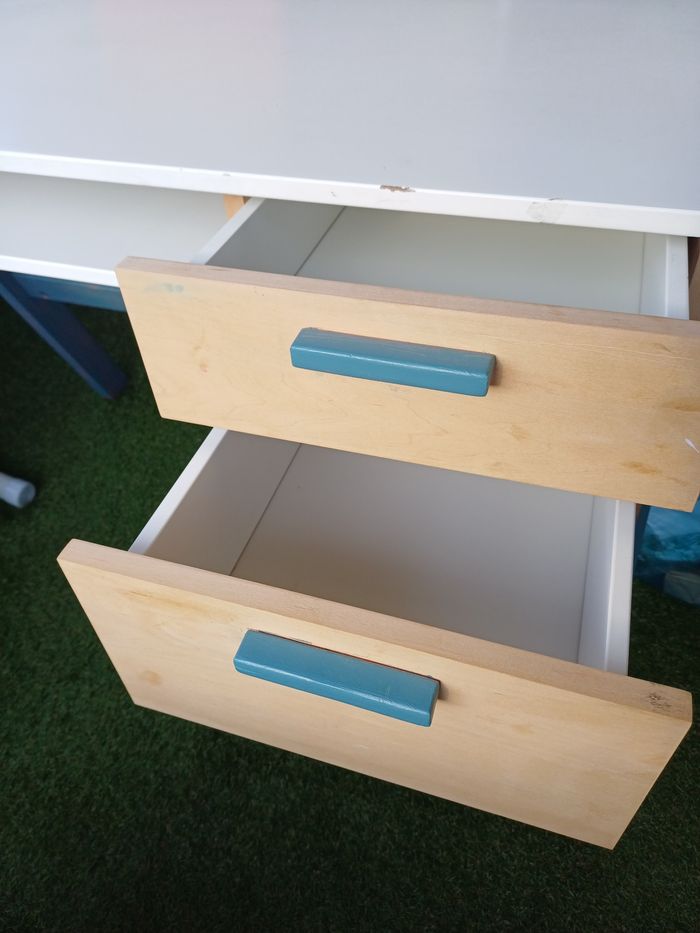 Bureau enfant VertBaudet REMISE EN MAIN PROPRE UNIQUEMENT - photo numéro 2