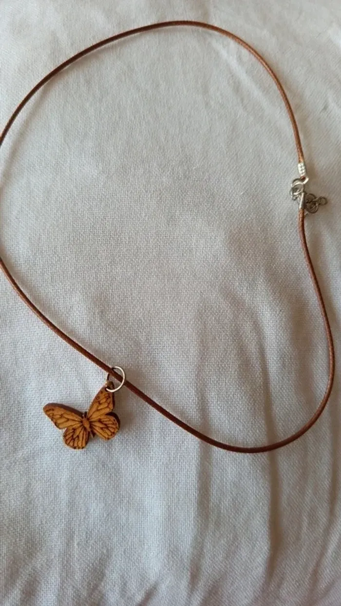 Collier petit papillon 🔸 en bois - photo numéro 3