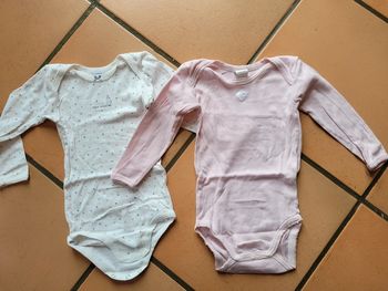 Lot 2 bodies 2 ans comme neufs