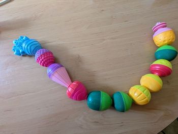 Grosses billes a emboiter 2 ans + oeuf hochet