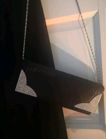 Robe noire et strass, avec pochette