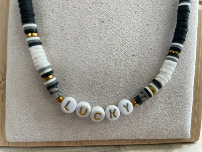 Collier bohème estival noir et blanc inscription "lucky" - photo numéro 5