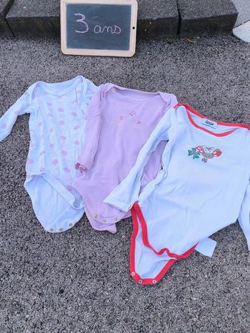 Lot de 3 body manches longues taille 3 ans en bon état