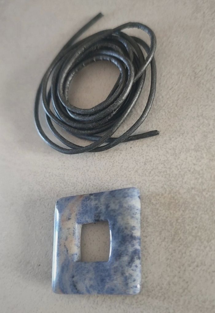 Pendentif donuts sodalite et cordon en cuir - photo numéro 3