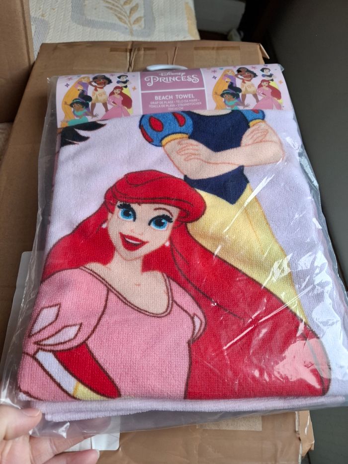 Magnifique serviette de plage ou piscine neuve princesse