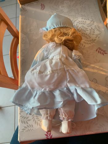 Poupée en porcelaine