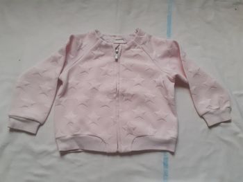 Veste rose clair avec étoiles en relief