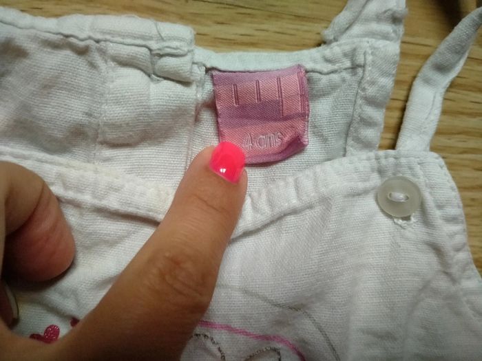 Robe blanche a bretelles.
Filles. Taille 4 ans - photo numéro 6