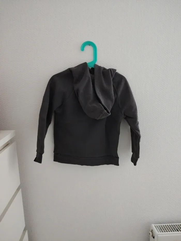 Pull Disney taille 3 4 ans très bon état - photo numéro 3