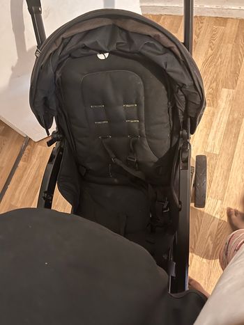 Poussette double Joie pour jumeaux en bon état. Modèle côte à côte, pratique et maniable. Les deux sièges s’inclinent, capotes en bon état. Se plie facilement et roule parfaitement. Idéale pour jumeaux ou enfants d’âges rapprochés.