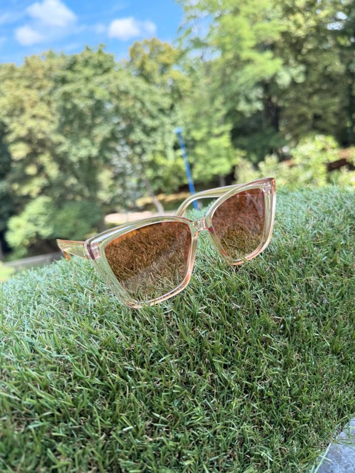 Paire de lunettes de soleil - photo numéro 3