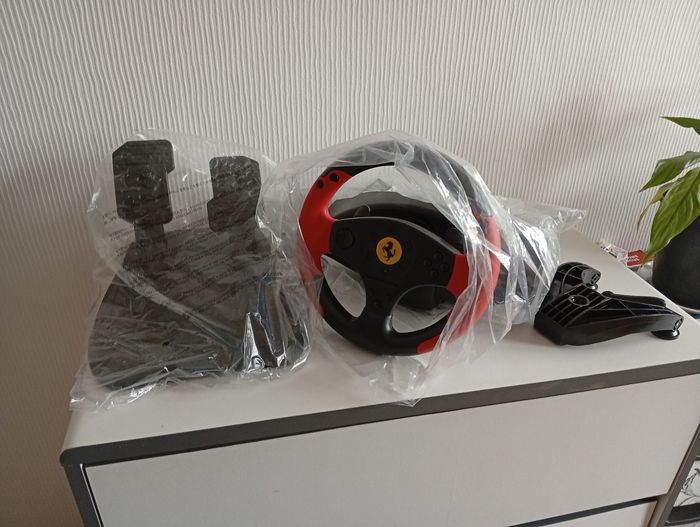 Volant et pédales Ferrari racing wheel PS3 - photo numéro 3