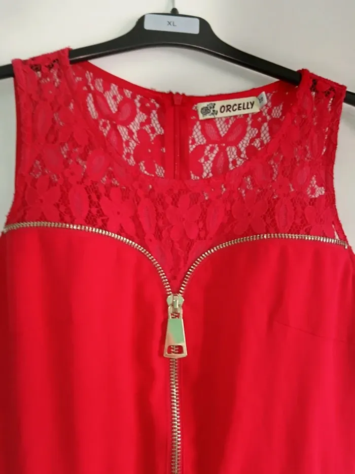Robe rouge élégante avec dentelle et fermeture éclaire Taille S - photo numéro 4