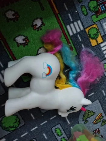 Poney grand format arc en ciel yeux cœur crinière multicouleur