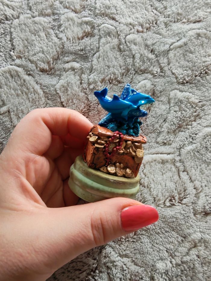 Jouet décoration petit coffre avec dauphins sur un socle - photo numéro 2